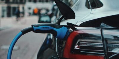 Veja os 8 carros elétricos mais vendidos nos Estados Unidos. Foto: Precious Madubuike/Unsplash