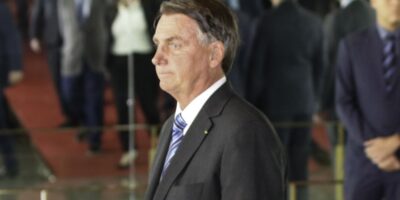 Bolsonaro muda plano às pressas para voltar ao Brasil após invasões em Brasília; entenda