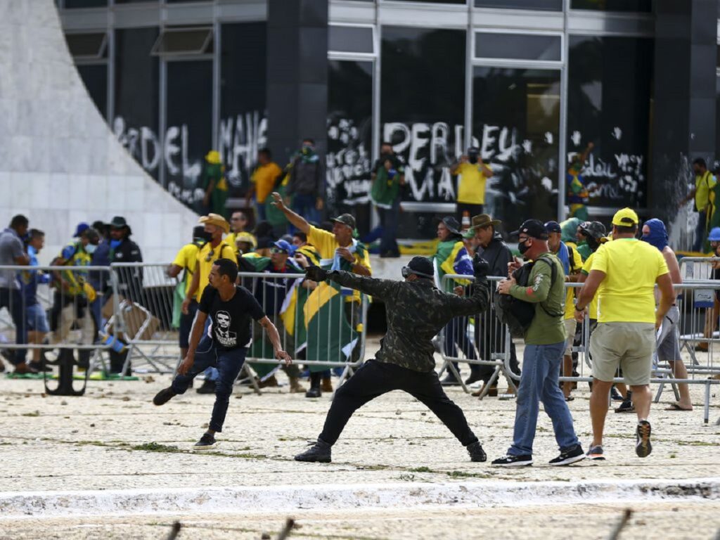 Invasões em Brasília: “Bolsonaro tem responsabilidade política sobre ataques”, diz cientista político