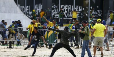 Invasões em Brasília: “Bolsonaro tem responsabilidade política por ataques”, dizem cientistas políticos