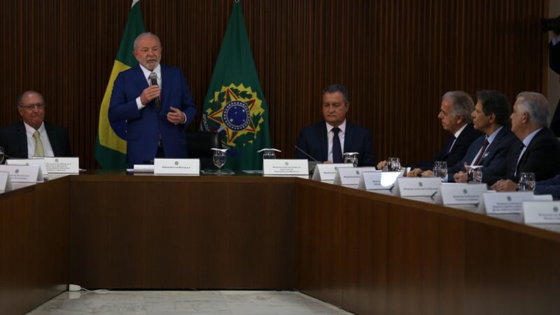 Lula promete crescimento econômico com responsabilidade fiscal e distribuição de renda
