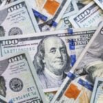 Dólar tem alta de quase 1%, puxado por incerteza do mercado sobre IOF