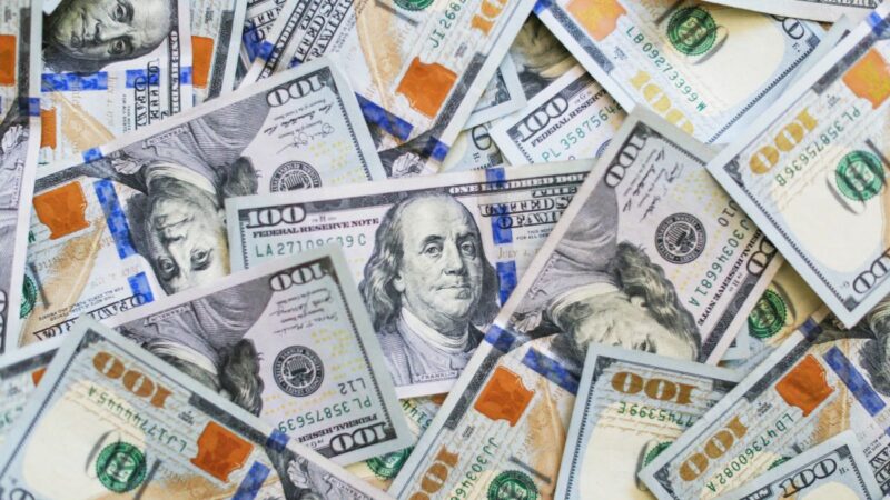 Dólar: Procura pela moeda dispara 117% em janeiro; cotação é atingida por “efeito positivo”