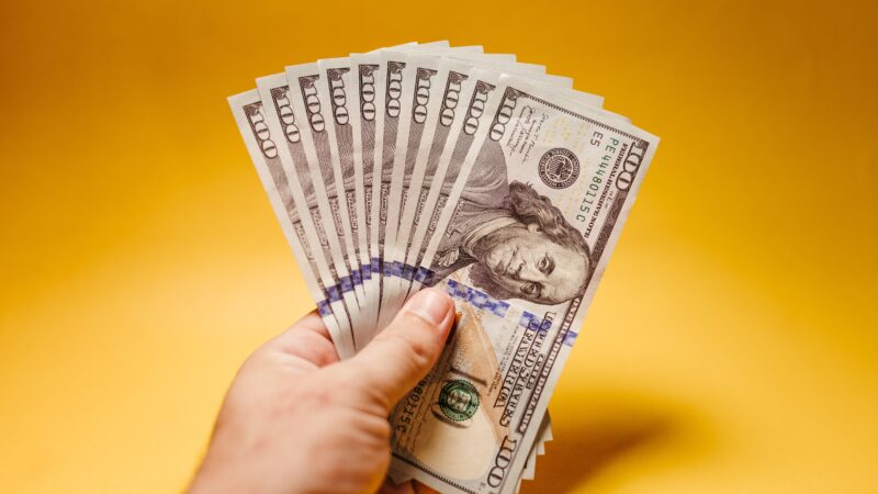 Como fica o dólar com o aumento da taxa de juros nos Estados Unidos? Veja análises