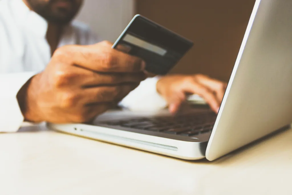 Rotativo: juros do cartão de crédito. Foto: Unsplash