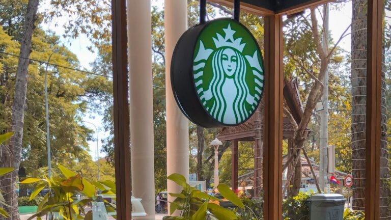 Noticia sobre Loja do Starbucks (SBUB34). Foto: S. Ratanak/Unsplash