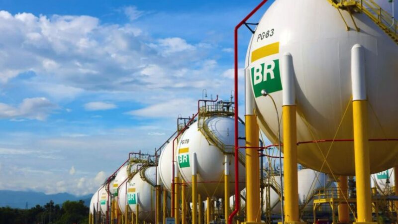 Petrobras (PETR4) investirá R$ 2 bilhões em refinaria para reduzir emissões de carbono