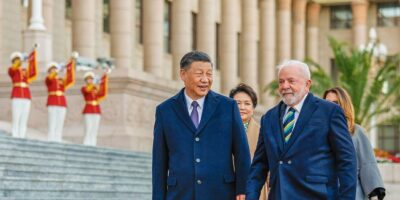 Brasil se aproxima da China; governo Lula minimiza possíveis danos à relação com os Estados Unidos