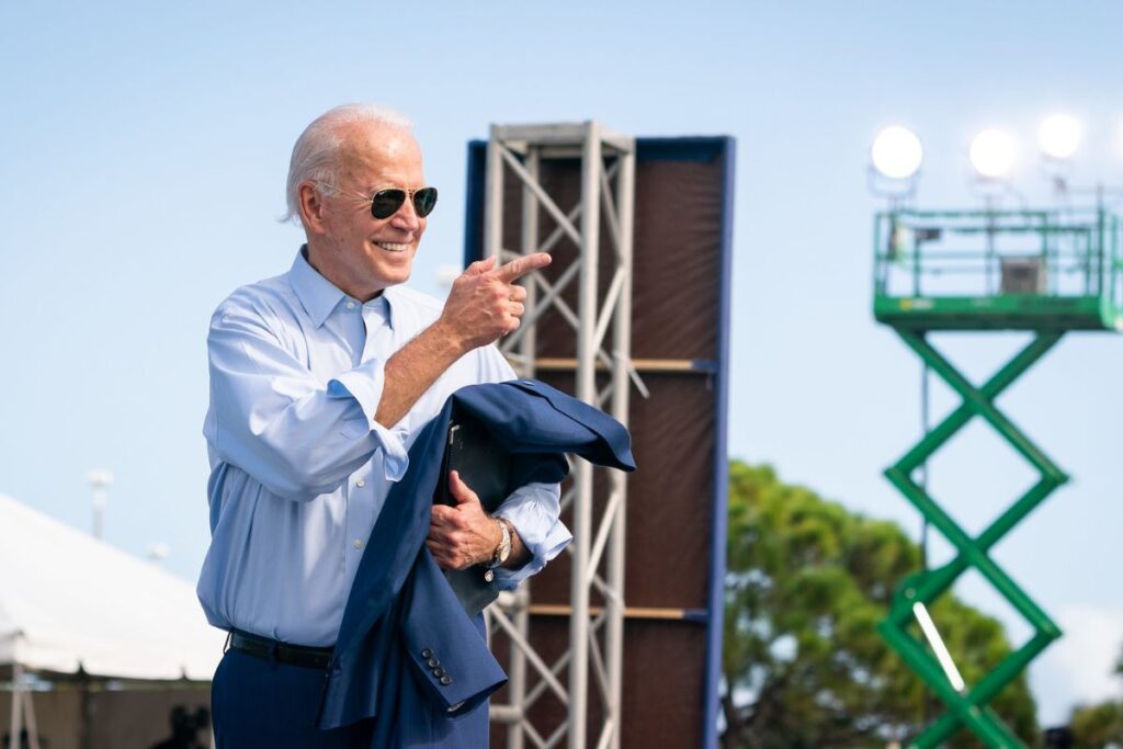 Presidente Joe Biden andando em evento nos EUA, onde acaba de anunciar sua recandidatura para 2024