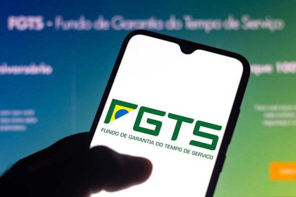 Celular mostrando o aplicativo do FGTS, fundo que deve passar por correção do STF