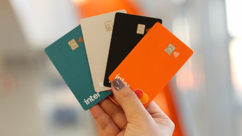 Inter (INBR32) ‘replica’ fórmula e lança conta com cartão de crédito para adolescentes