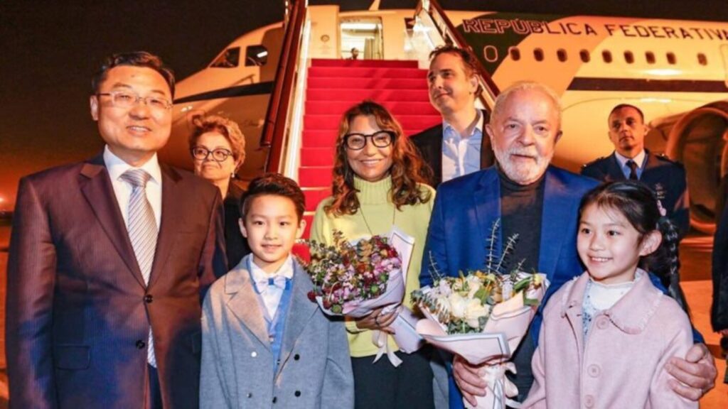 Lula, Janja, Rodrigo Pacheco e Dilma Rousseff em Xangai, na China.