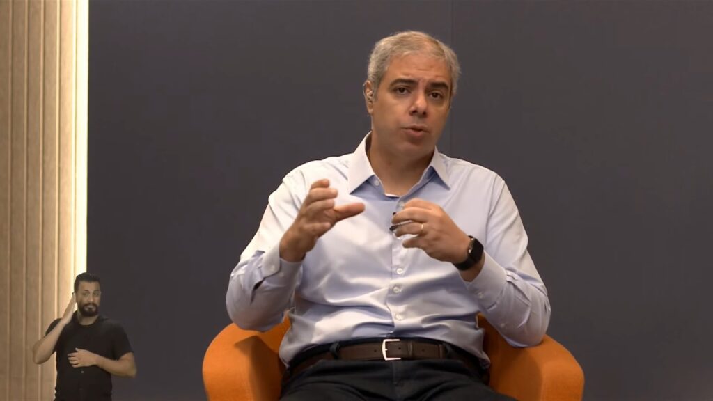 O CEO do Itaú (ITUB4), Milton Maluhy Filho, em teleconferência de resultados - Foto: Reprodução/Itaú