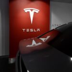 Tesla vende mais, lucra menos no 3º tri — e Musk troca o volante pelos robôs