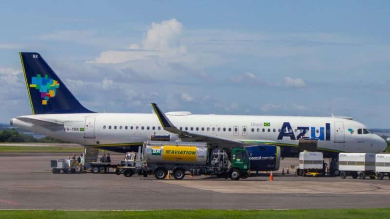 Azul (AZUL4) suspende voos para 12 cidades; entenda motivos