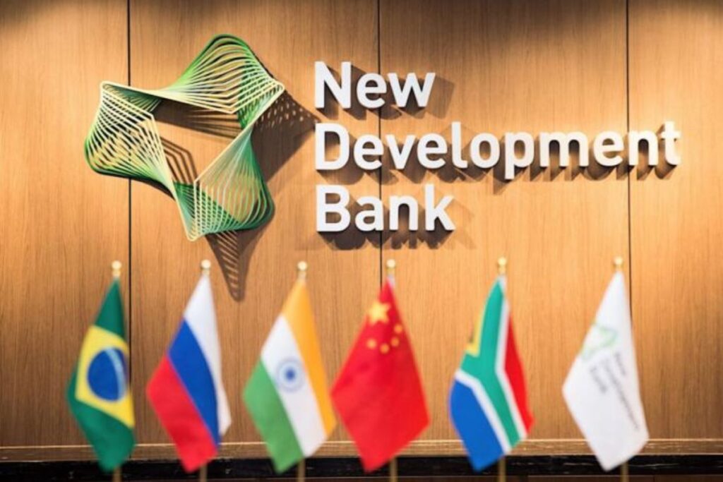 Novo Banco de Desenvolvimento com as bandeiras dos países componentes