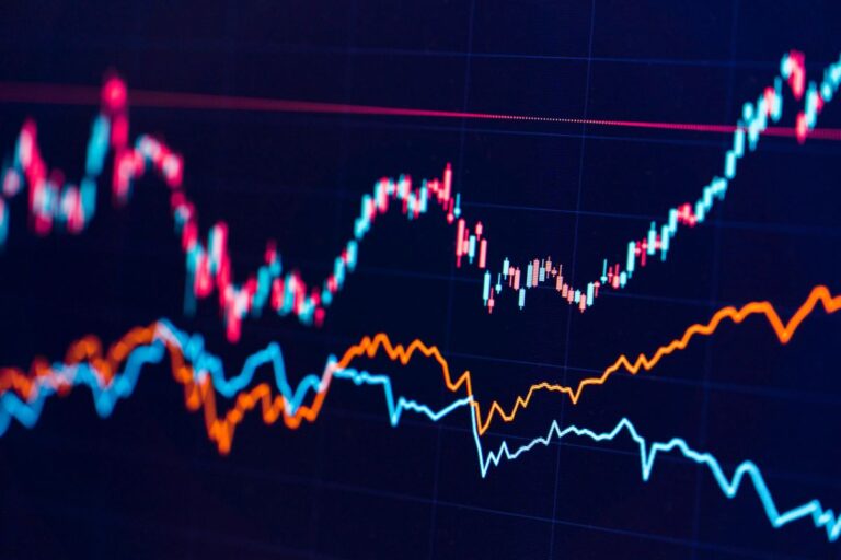 Noticia sobre Ibovespa fecha em alta e supera os 117,5 mil pontos; Via (VIIA3) tomba 7%, Petrobras (PETR4) sobe e CVC (CVCB3) dispara 17%