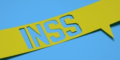 INSS escrito em papel amarelo com fundo azul