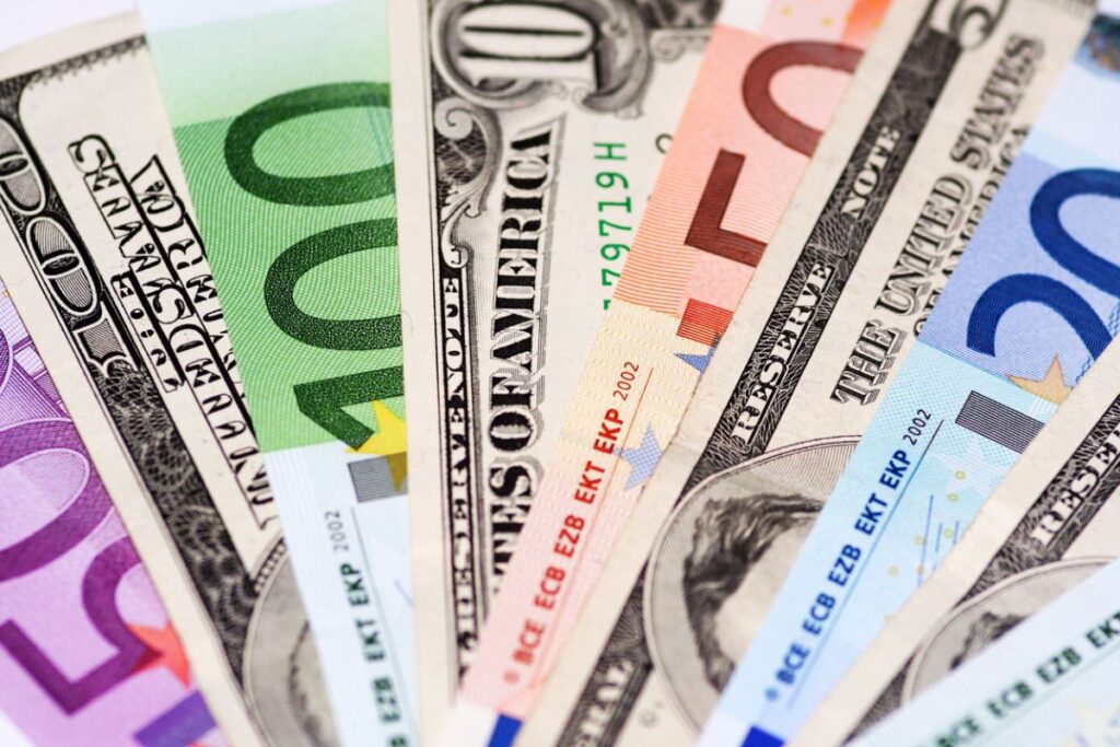 Dinheiro Dólar e Euro shein