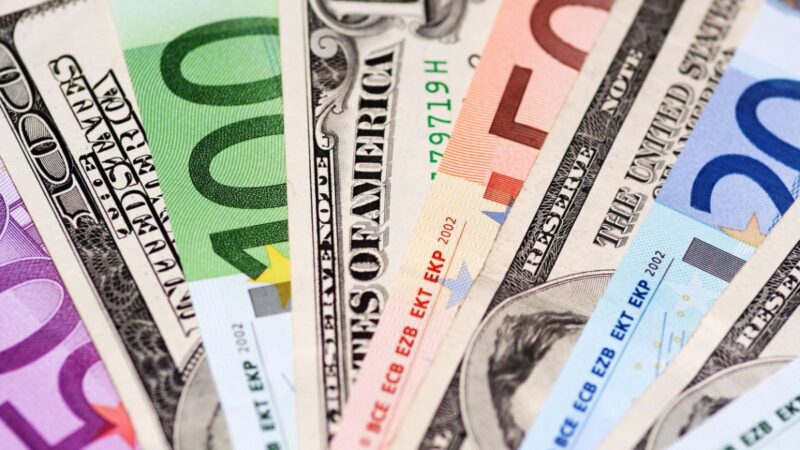 Dólar cai ante euro e libra; produção industrial nos EUA cresce 1,0%