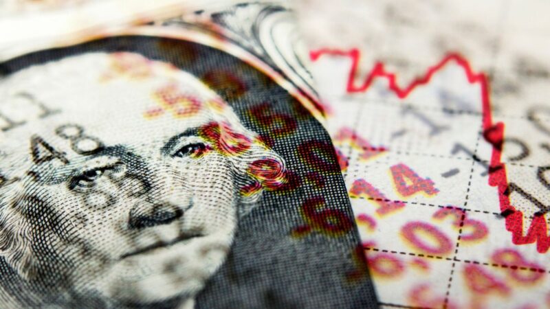 Dólar cai 0,47% com ajustes em meio a alertas de Campos Neto sobre política monetária