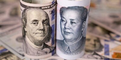Dólar em alta com queda do petróleo e crise imobiliária chinesa