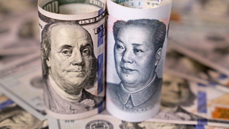 Dólar derrete em feriado estadual, com alta do petróleo e novidades da China