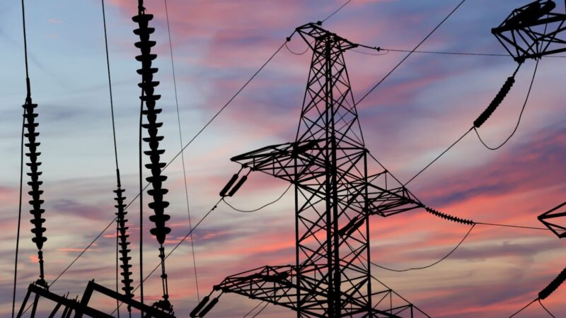 Preço da energia sai do piso com demanda recorde e onda de calor. Qual o impacto nas ações do setor elétrico?