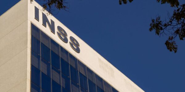 Polícia Federal investiga fraude de R$ 6,3 bi no INSS; presidente do órgão é afastado