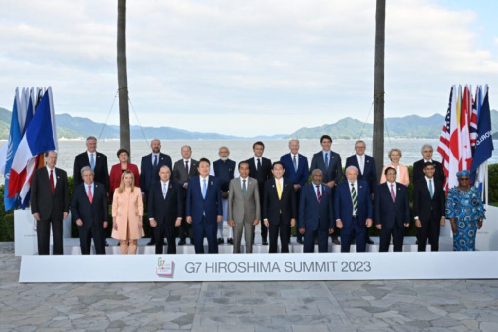 Foto oficial da Cúpula do G7, reunindo os líderes e representantes dos países presentes no encontro do Japão, em 2023.