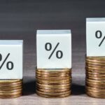 Juros futuros sobem em dia de dólar forte e alerta global após sinal do Banco do Japão