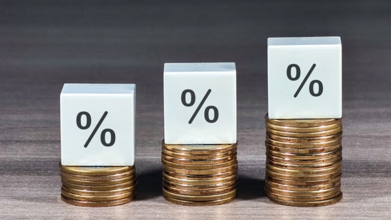Fitch afirma que Brasil está longe de recuperar grau de investimento; crise fiscal persiste