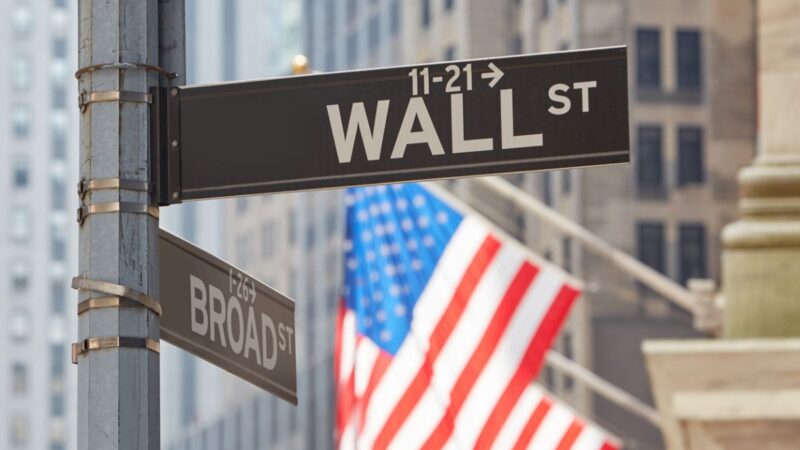 Bolsas de Nova York caem após nova inflação nos EUA afastar corte de juros do Fed