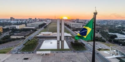 Fitch eleva rating soberano do Brasil para BB, com perspectiva estável