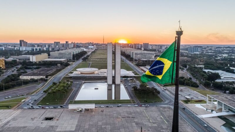 Fitch eleva rating soberano do Brasil para BB, com perspectiva estável