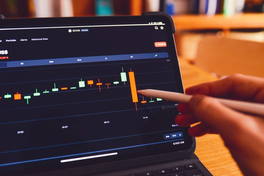 IRDM11 tem maior cotação de 2023, XPLG11 sobe 9 semanas seguidas e IFIX chega aos 3.047 pontos