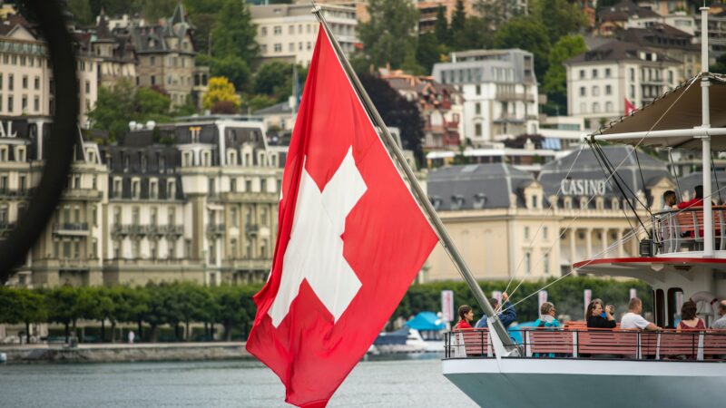 Suíça aprova imposto mínimo de 15% sobre lucros corporativos