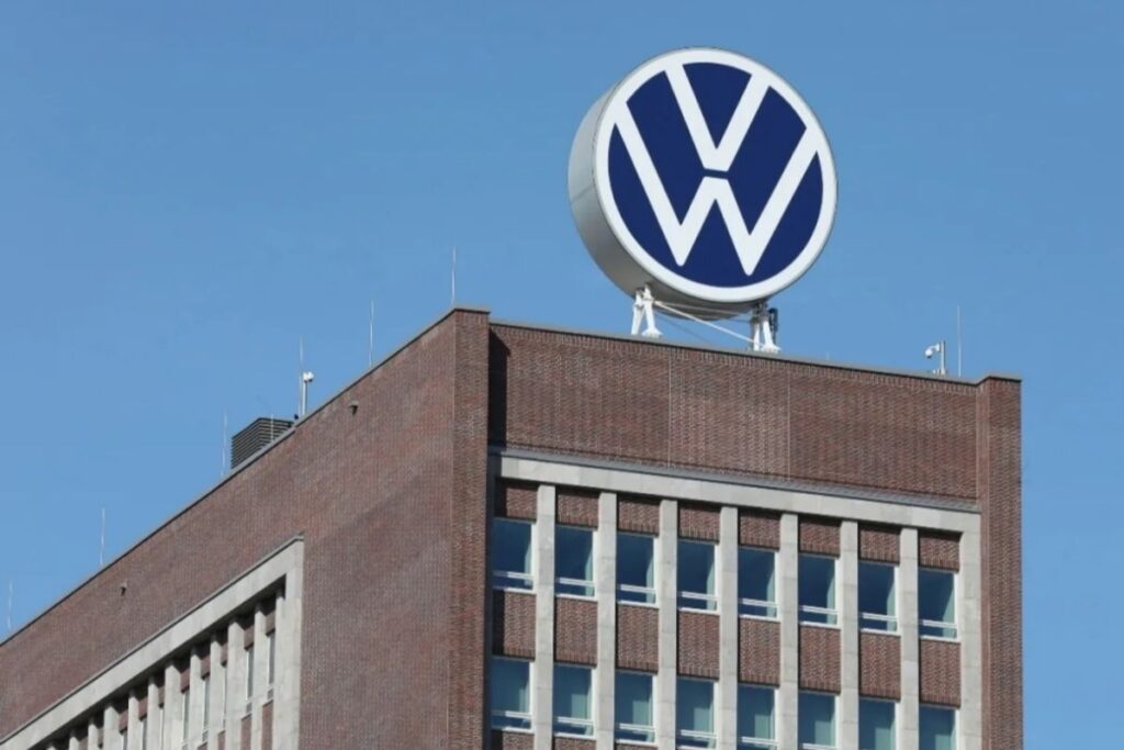 Volkswagen paralisa produção de carros no Brasil com layoffs no setor