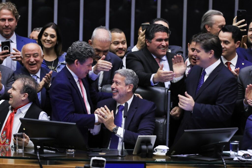 Lira e deputados comemoram aprovação do texto da Reforma Tributária em 2º tuno. Foto: Foto: Lula Marques/ Agência Brasil