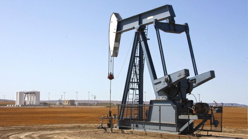 EUA: estoques de petróleo caem 708 mil barris na semana, segundo DoE