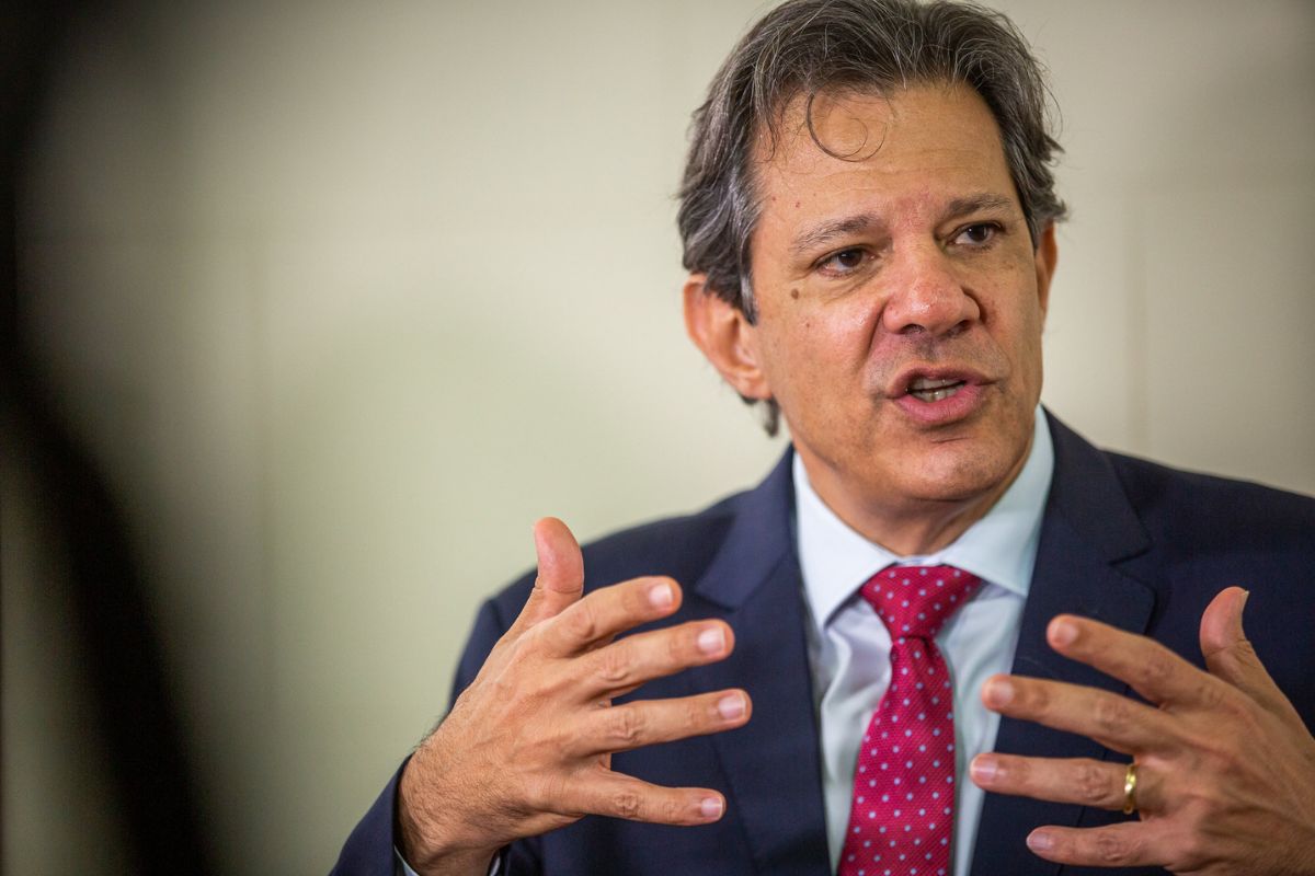Haddad vai a jornal gringo convidar estrangeiros para investirem no Brasil