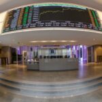 Ibovespa flerta com 146 mil pontos e fecha em alta de 0,25%