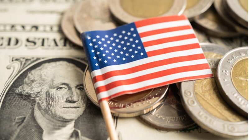 EUA: Fitch rebaixa rating do país; agência de risco cita “deterioração fiscal” e prevê recessão