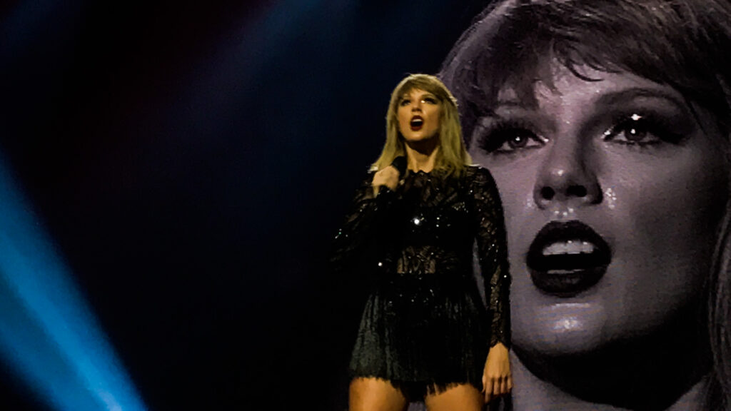 Taylor Swift durante apresentação - Foto: Makaiyla Willis/Wikimedia Commons