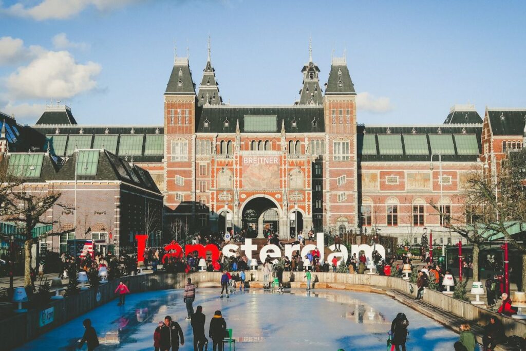 Considerando hospitalidade, segurança, nível de inglês e preços, conheça as 10 melhores capitais da Europa para turistas. (amsterdam, rijksmuseum, holanda bolsas europa