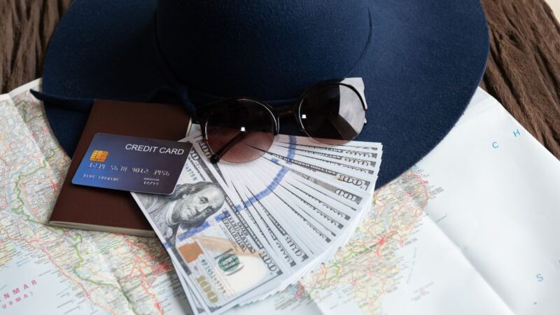 Qual a melhor maneira de comprar dólar para viajar para os Estados Unidos em 2023?