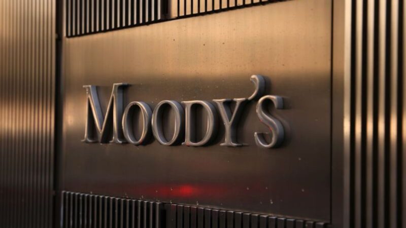 EUA: Moody’s rebaixa ratings de dez bancos no país, enquanto revisa mais seis instituições