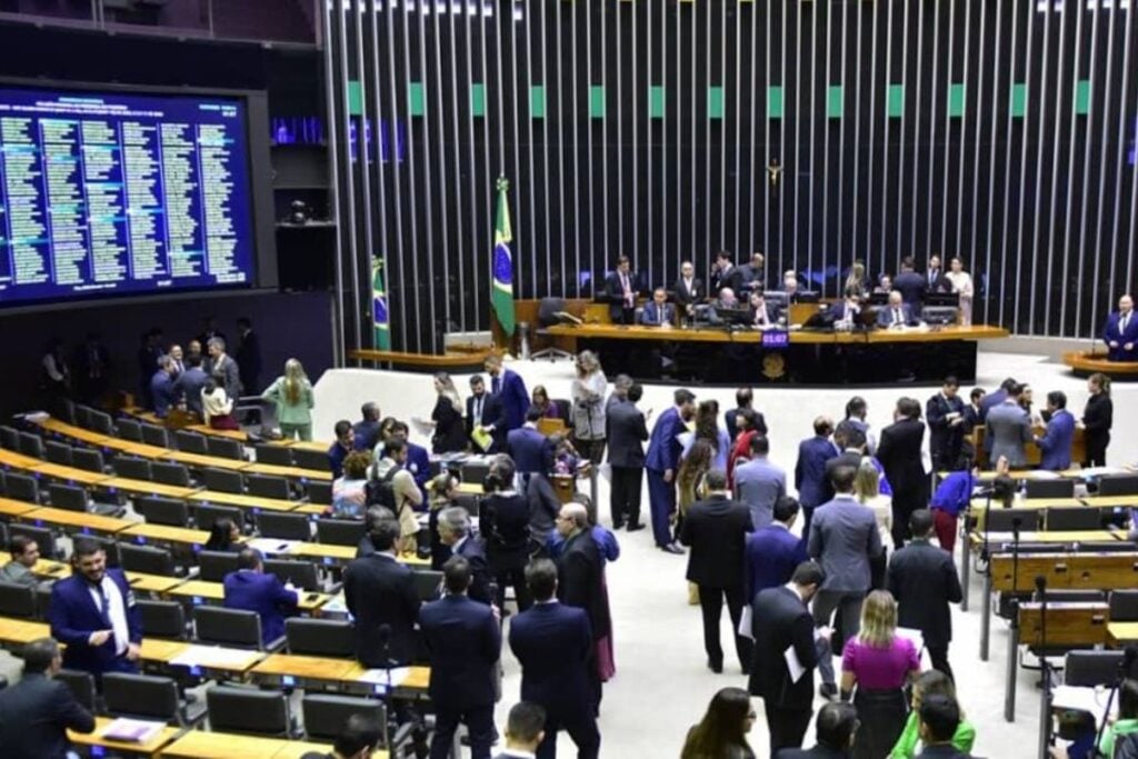 As taxas de investimento no setor público continuam em níveis historicamente baixos, com expectativas de reversão com o relançamento do PAC. - Foto: Zeca Ribeiro/ Câmara dos Deputados