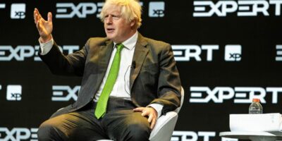 Expert XP 2023: Boris Johnson defende acordo de livre comércio entre Reino Unido e Brasil