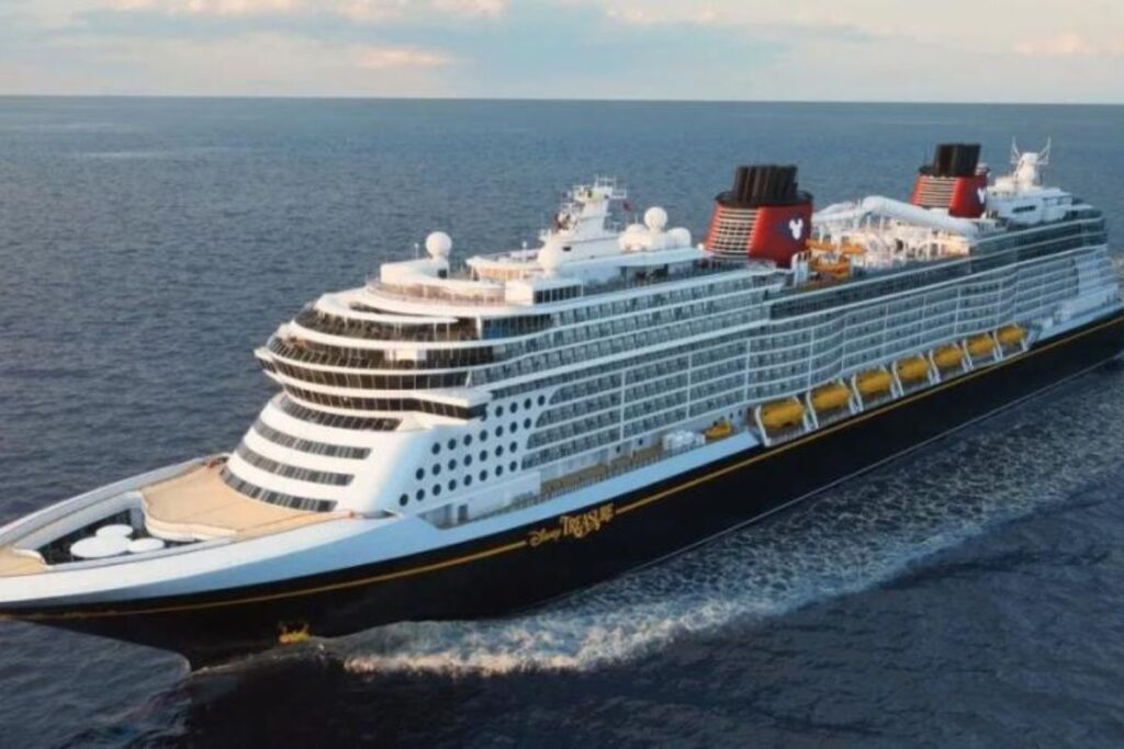 O novo cruzeiro Disney Treasure viajará para o Caribe, enquanto os passageiros podem aproveitar atrações a bordo. Veja imagens do navio.